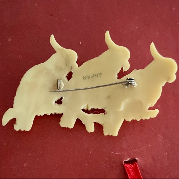 Vintage Japanese Macaws Cream Parrot Brooch Pin 1960s - Picture 3 of 3